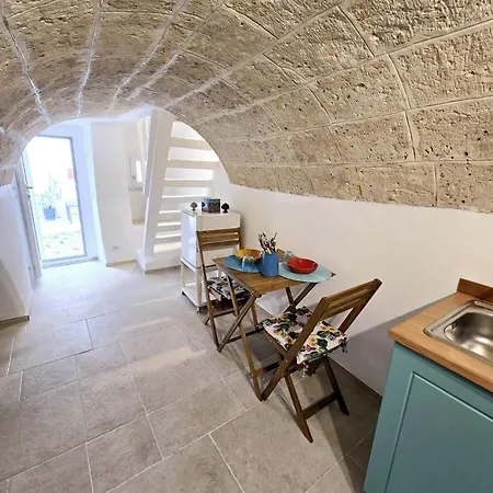 La Nella Corte Monopoli